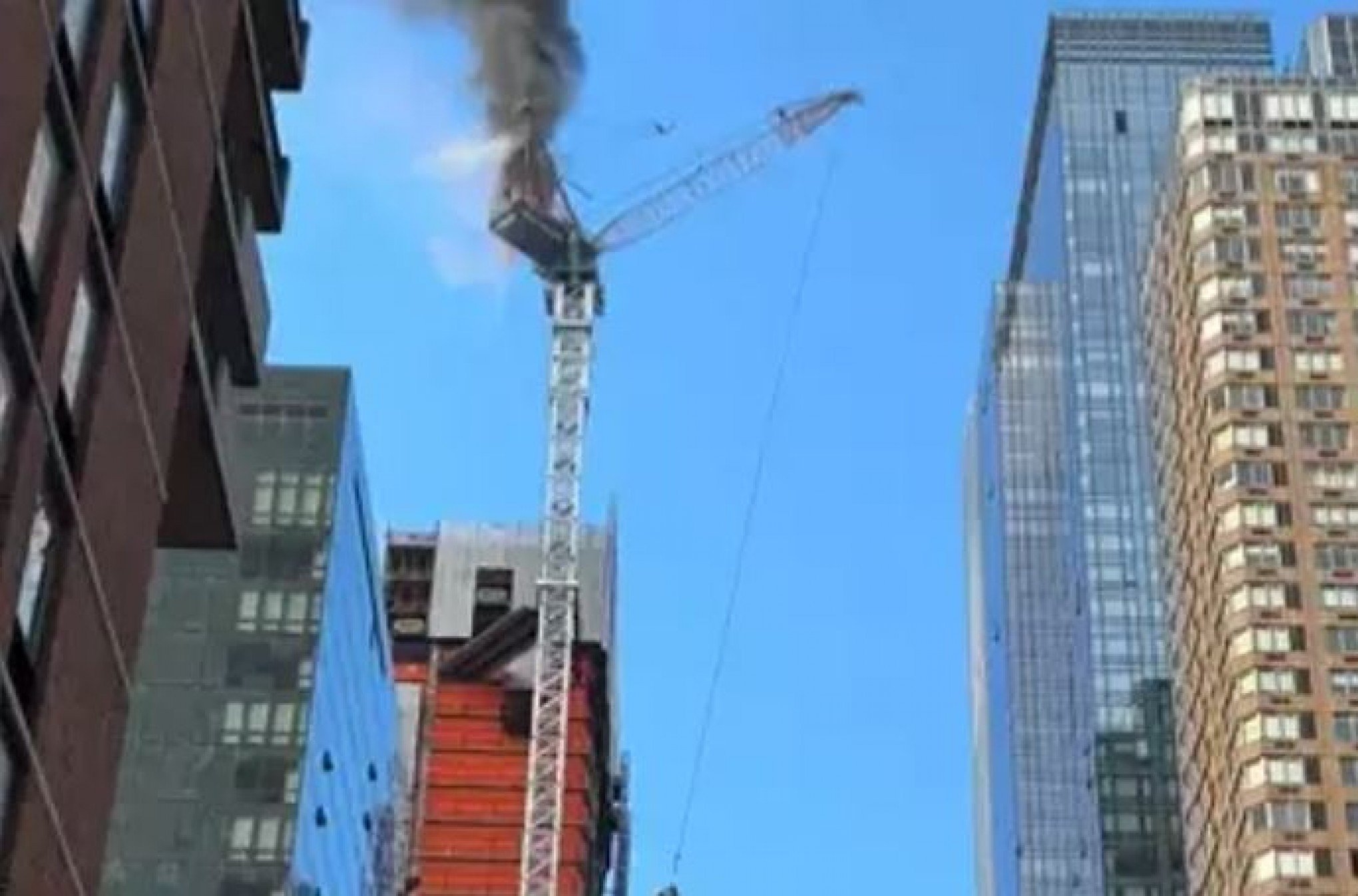 VÍDEO: Guindaste despenca do topo de um prédio em Nova York