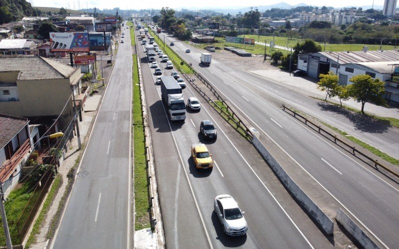 TRÂNSITO: BR-116 tem trânsito liberado após bloqueio sobre o viaduto da Scharlau, em São Leopoldo