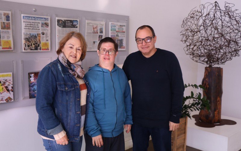 Sandra Bondan dos Reis, Gustavo Keller e Rodrigo da Silva em visita ao Grupo Sinos | Jornal NH