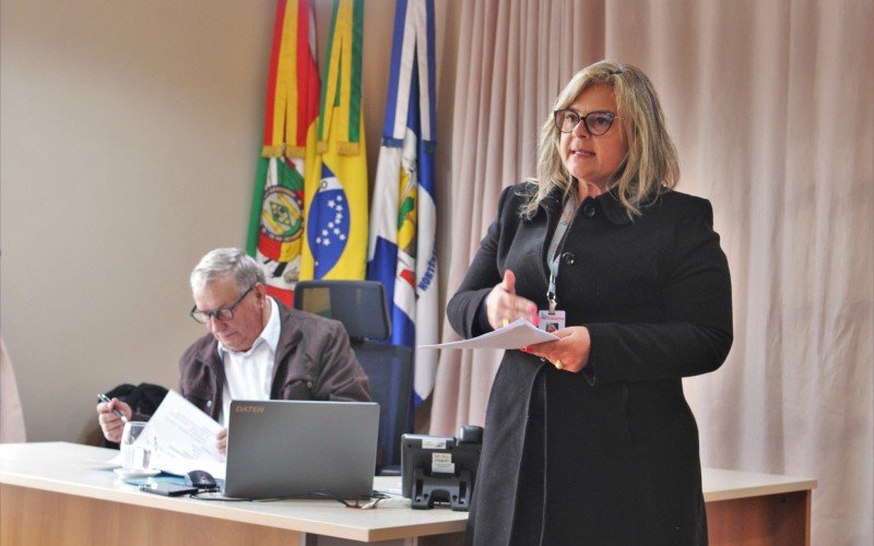 Representante do Instituto Piracema, Fernanda Medeiros, com o prefeito Constantino