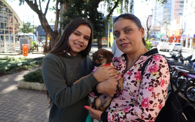 Samanta e Izabelly se comprometeram a dar amor e carinho ao novo integrante da famÃ­lia