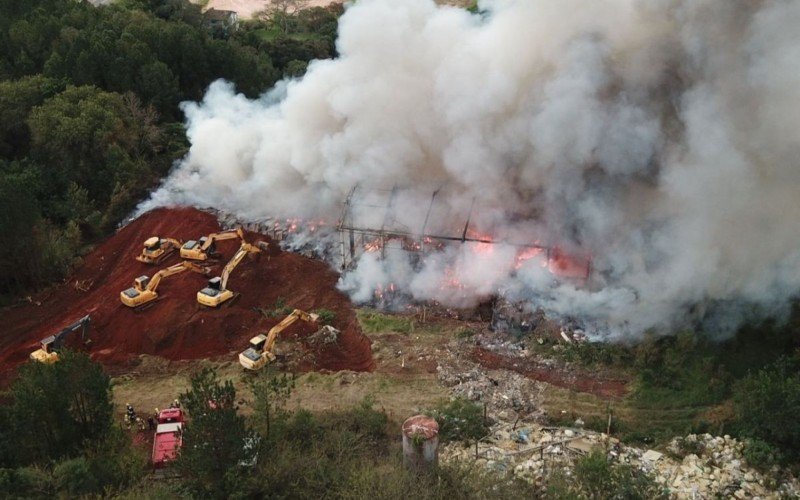 IncÃªndio em depÃ³sito Ã s margens da RS-115, em Taquara