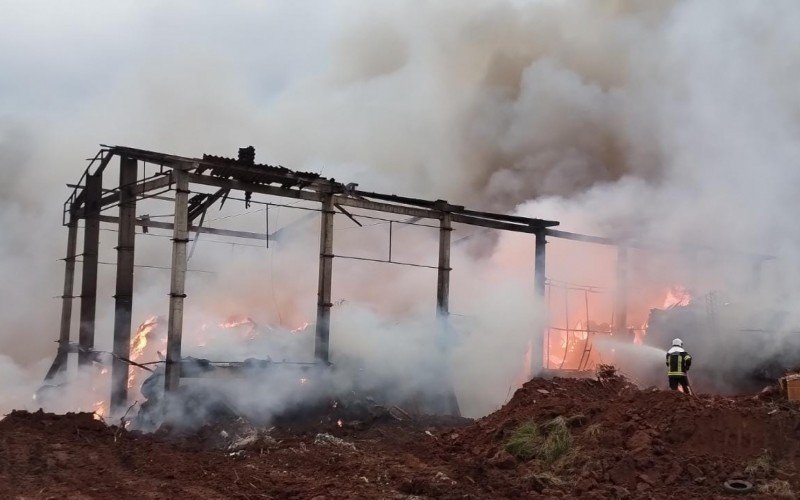 IncÃªndio em depÃ³sito Ã s margens da RS-115, em Taquara