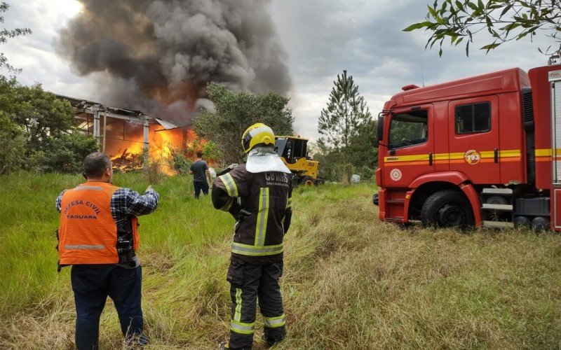 IncÃªndio em depÃ³sito Ã s margens da RS-115, em Taquara