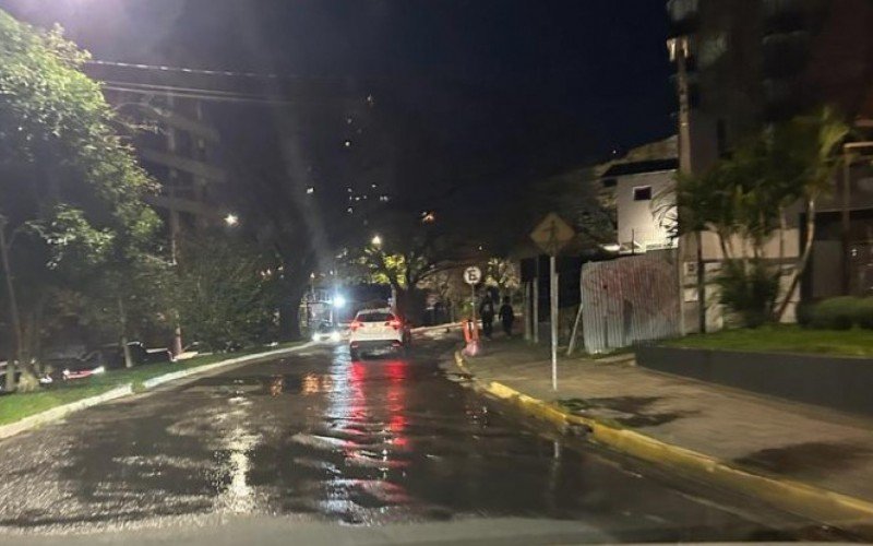 Vazamento de água na Avenida Maurício Cardoso, em Novo Hamburgo | Jornal NH