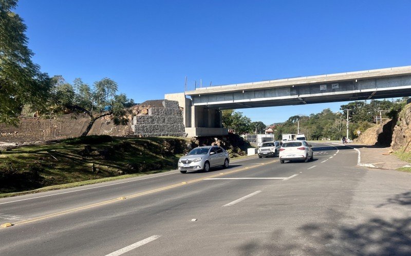 Viaduto na RS-115, no bairro VÃ¡rzea Grande, em Gramado