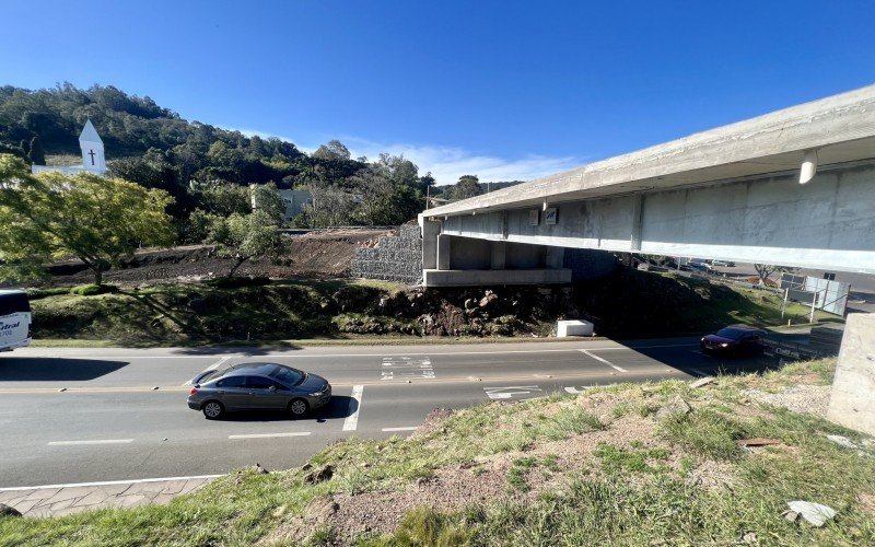 Viaduto na RS-115, no bairro VÃ¡rzea Grande, em Gramado