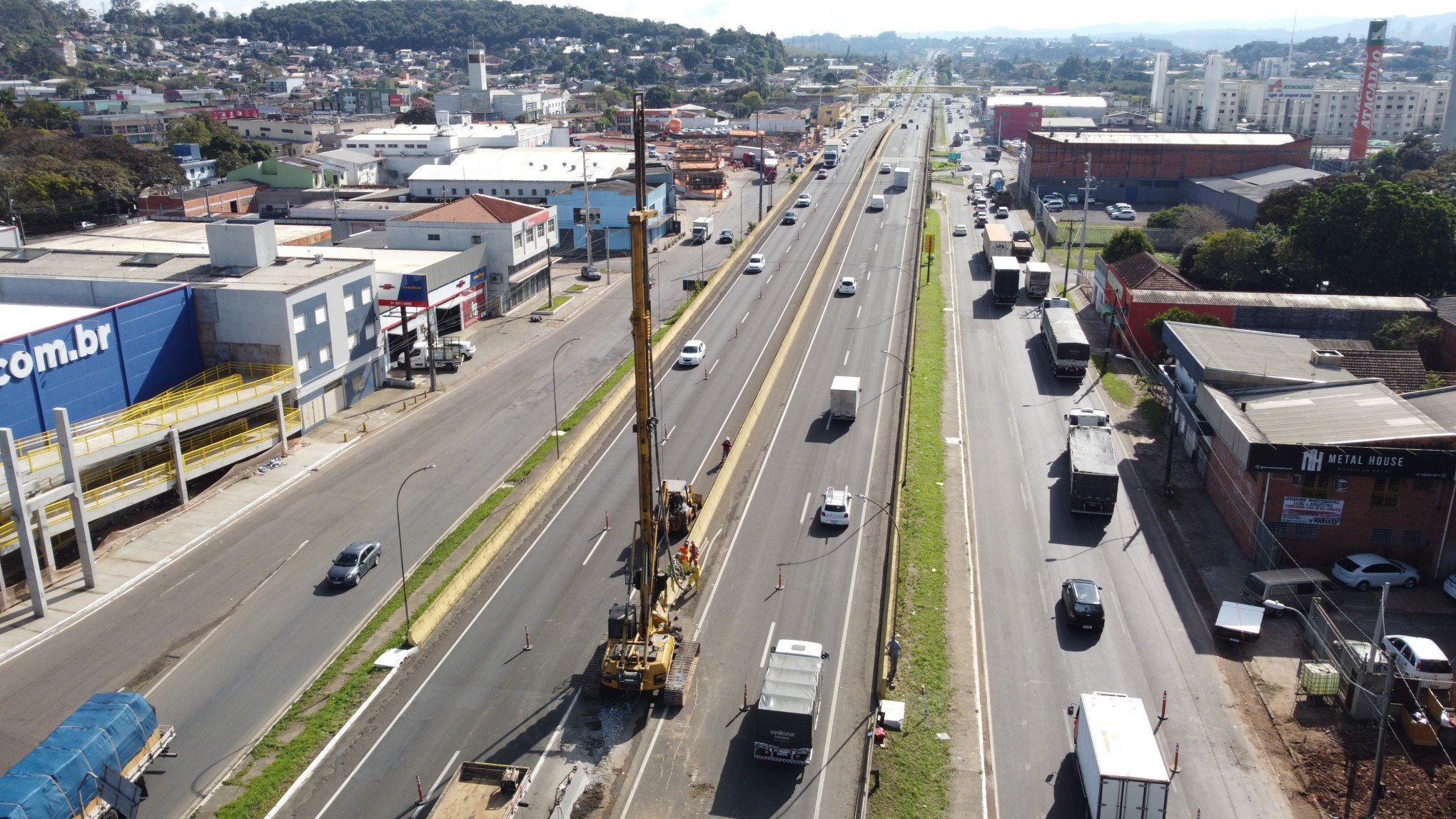 TRÂNSITO: BR-116 tem bloqueio parcial nos dois sentidos sobre o viaduto da Scharlau, em São Leopoldo