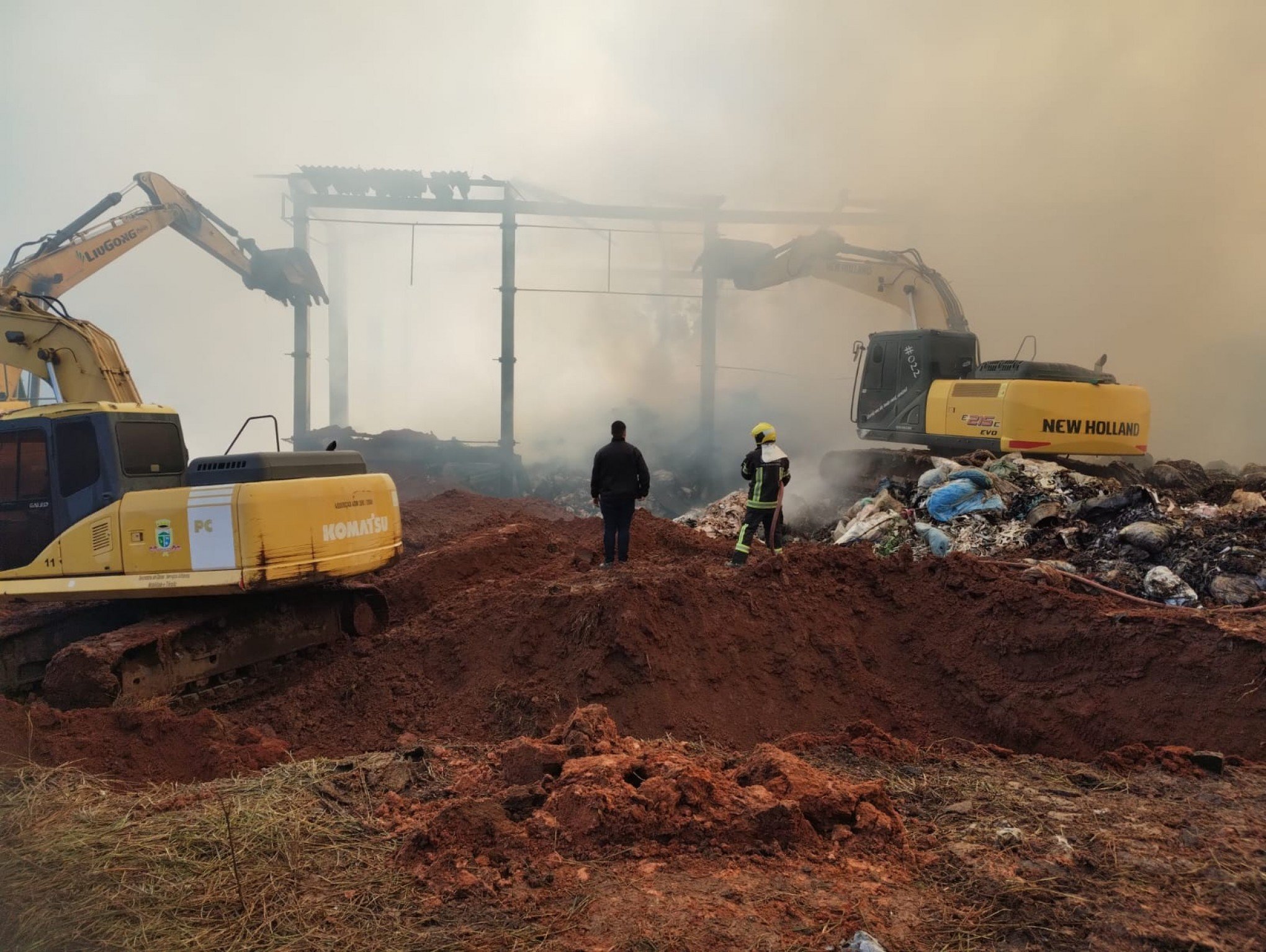 INCÊNDIO: Bombeiros trabalham no rescaldo das chamas em depósito na RS-115; trabalho já completa um dia