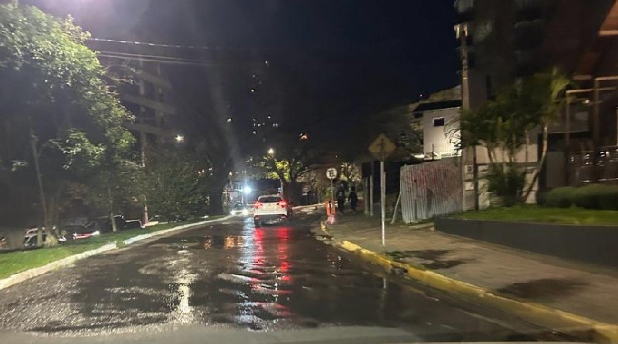 Menos de 24 horas depois, Avenida Maurício Cardoso tem novo vazamento de água