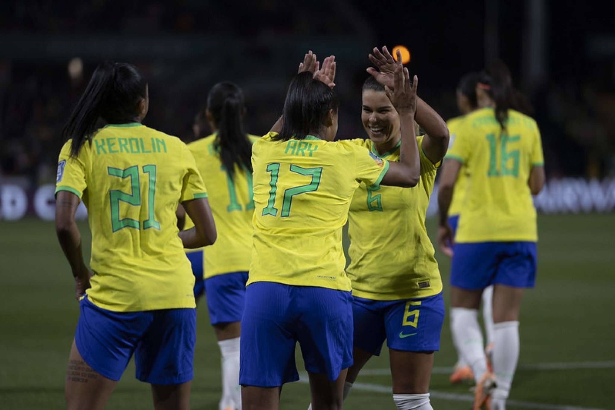 Foto de duas lindas mulheres jogando futebol juntas no campo