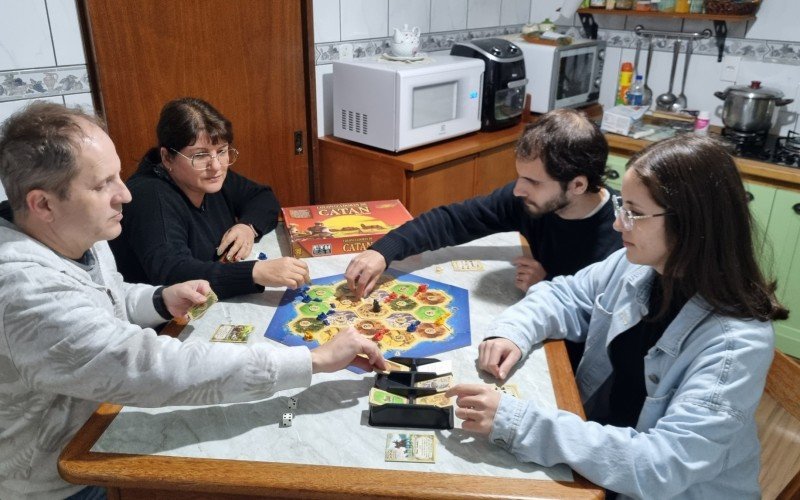 Família Borges com o jogo "Catan", que deu início ao negócio | Jornal NH