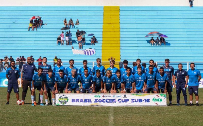 Equipe sub-16 do Esporte Clube Novo Hamburgo