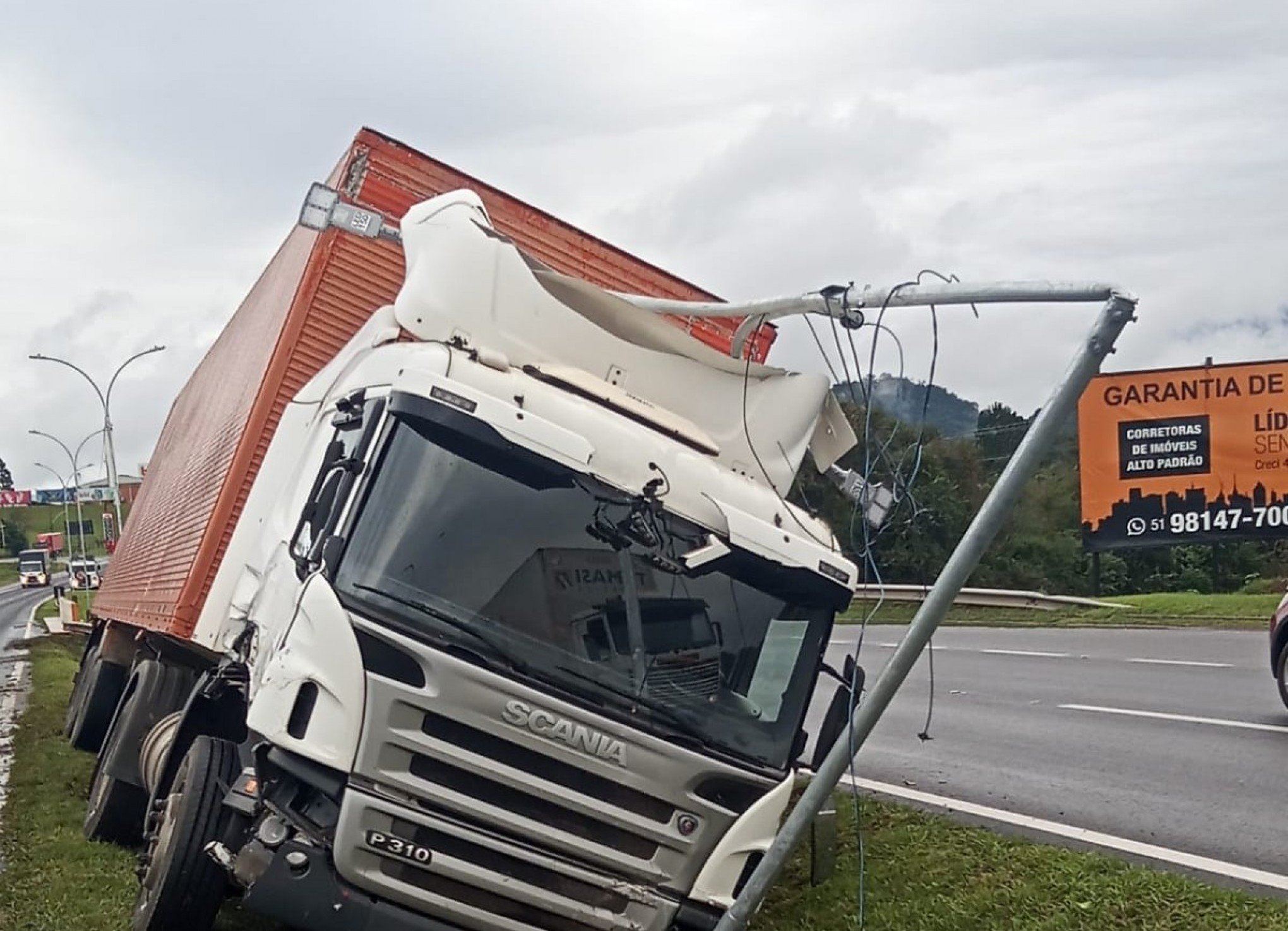 Caminhão cai na vala central da RS-239, em Parobé