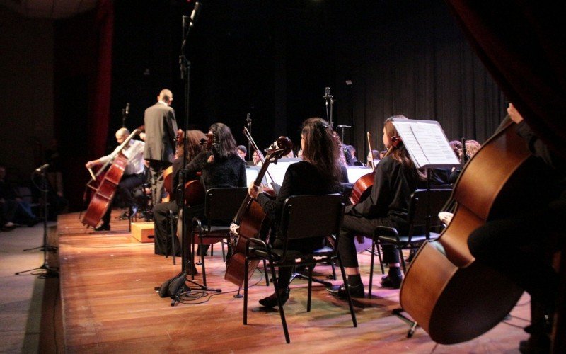 Concerto da Orquestra Filarmônica do FeMusik lotou o Teatro Municipal Paschoal Carlos Magno   | Jornal NH