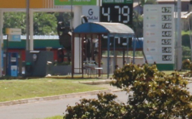 Litro da gasolina comum baixou R$ 0,50 em relação ao sábado da semana passada  | Jornal NH