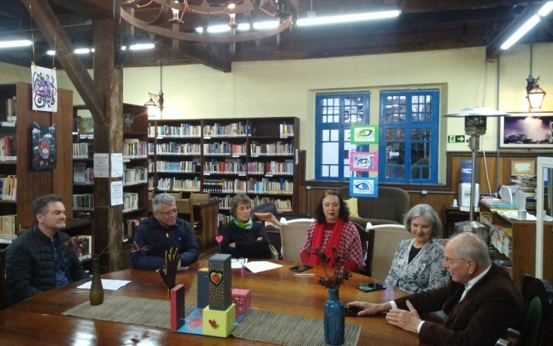 Idosos podem participar de clube de leitura em Gramado