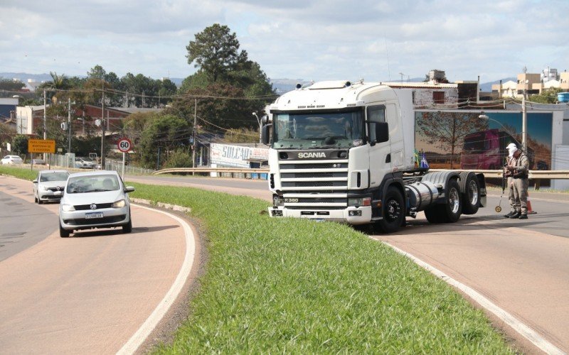 Pedestre é atropelado por caminhão na RS-240, em São Leopoldo