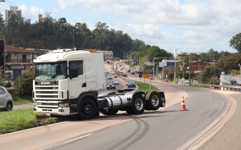 Pedestre é atropelado por caminhão na RS-240, em São Leopoldo