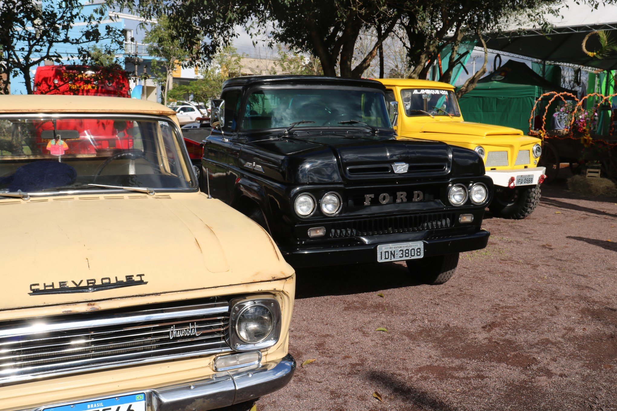 Carros antigos rurais na Rural Fest 