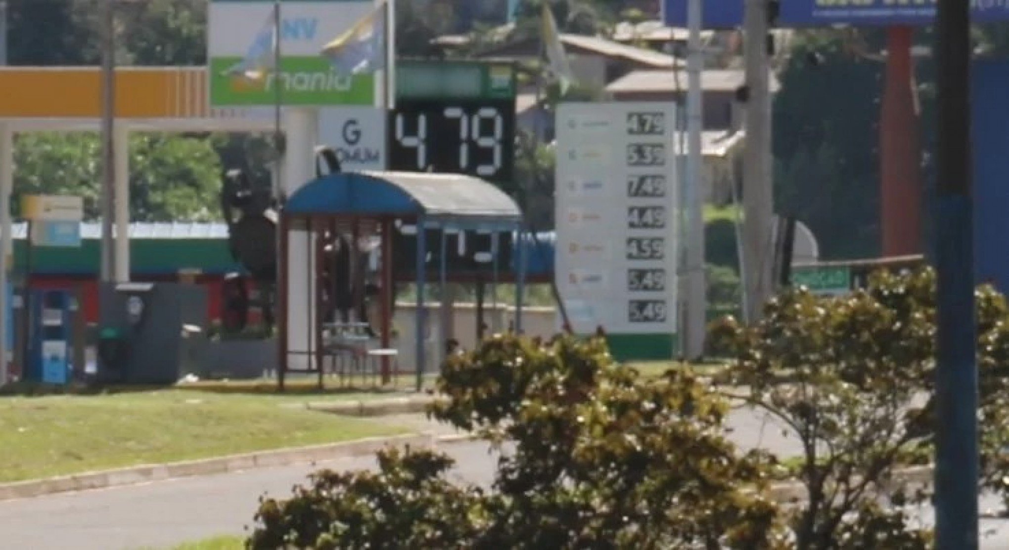 Litro da gasolina comum é vendido a menos de cinco reais na região