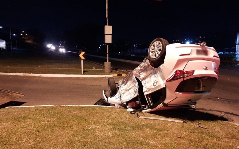 Acidente na BR-116, no bairro Roselândia, em Novo Hamburgo, na noite deste domingo (30).   | Jornal NH