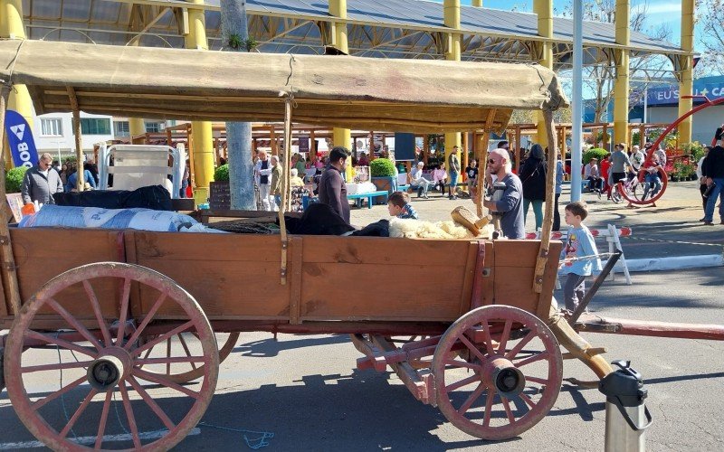 AÃ³s o desfile das carretas, a Festa do Dolono segue no largo IrmÃ£os Vetter