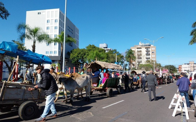 Carretas foram a atraÃ§Ã£o em desfile na Avenida Brasil