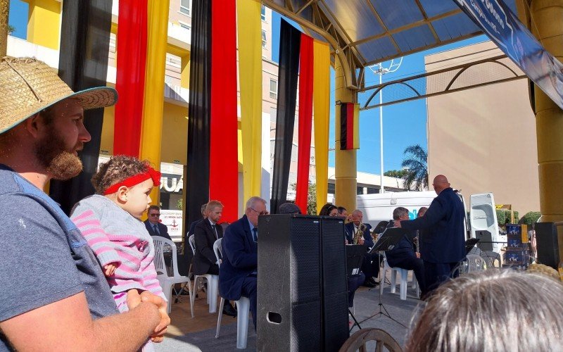 
O agricultor de Campo Bom, Tiago Augusto Strack, 27, desfilou em uma tobatinha e acompanhou a apresentaÃ§Ã£o da banda Guilherme Armando Dick, com sua filha no colo, Maria Luiza Costa Strack,