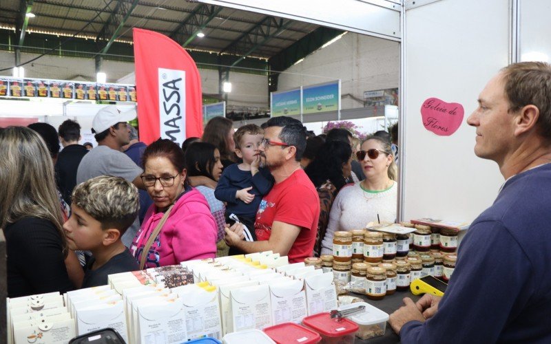 Movimentação do público junto aos estandes  durante o final de semana atesta o sucesso do evento | Jornal NH