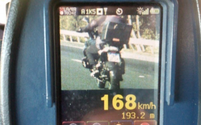 Pista de corrida? Motociclista é flagrado a 168 km/h na BR-386