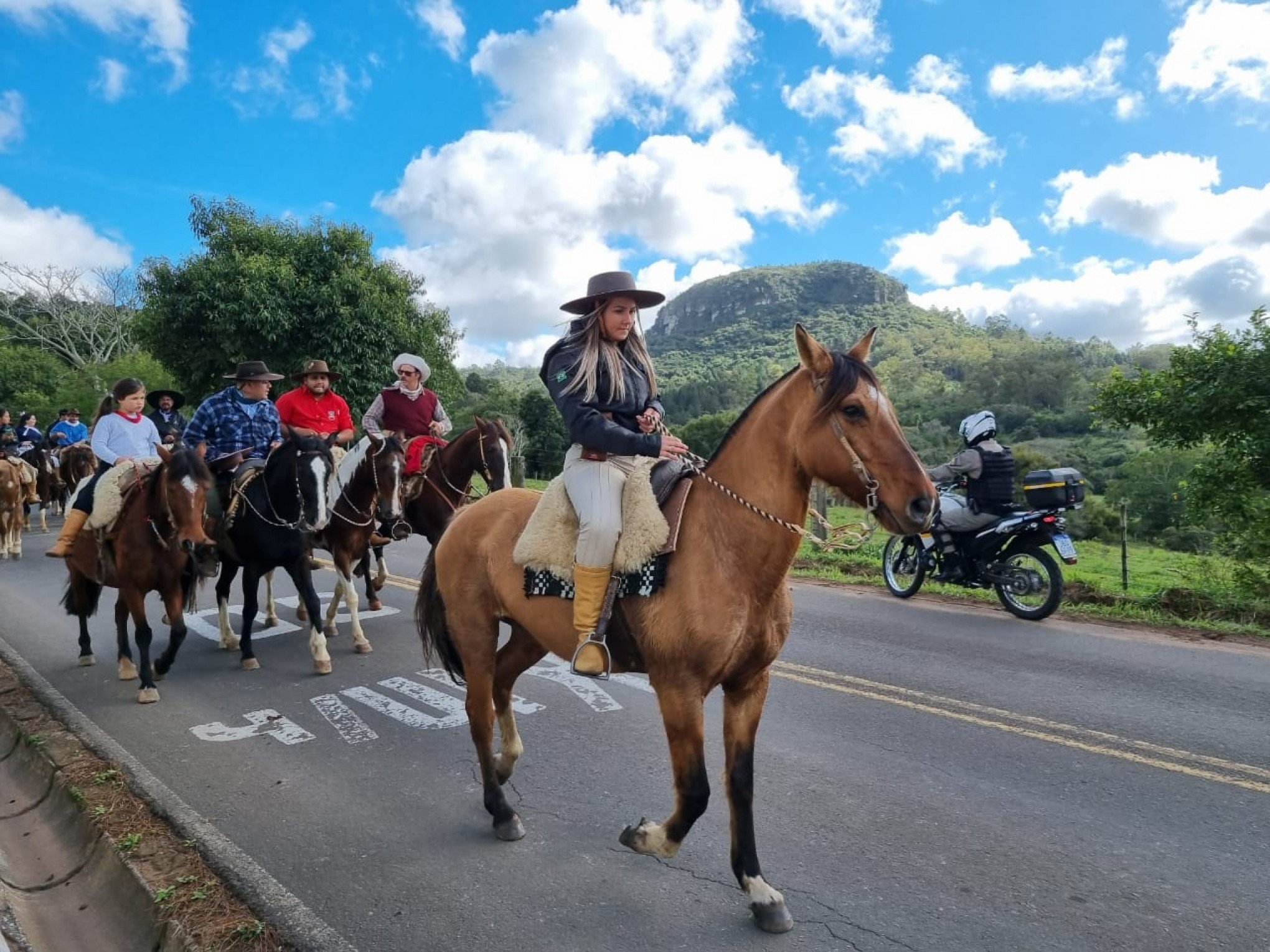 Cavalgada pelo Dia do Colono passou por diversas ruas de Sapucaia do Sul neste sÃ¡bado (29)