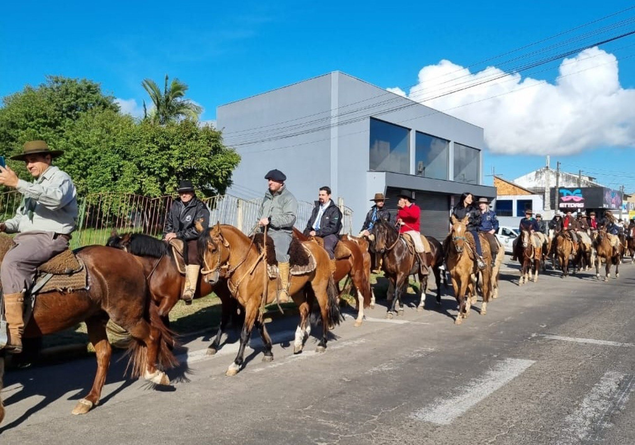 Cavalgada pelo Dia do Colono passou por diversas ruas de Sapucaia do Sul neste sÃ¡bado (29)