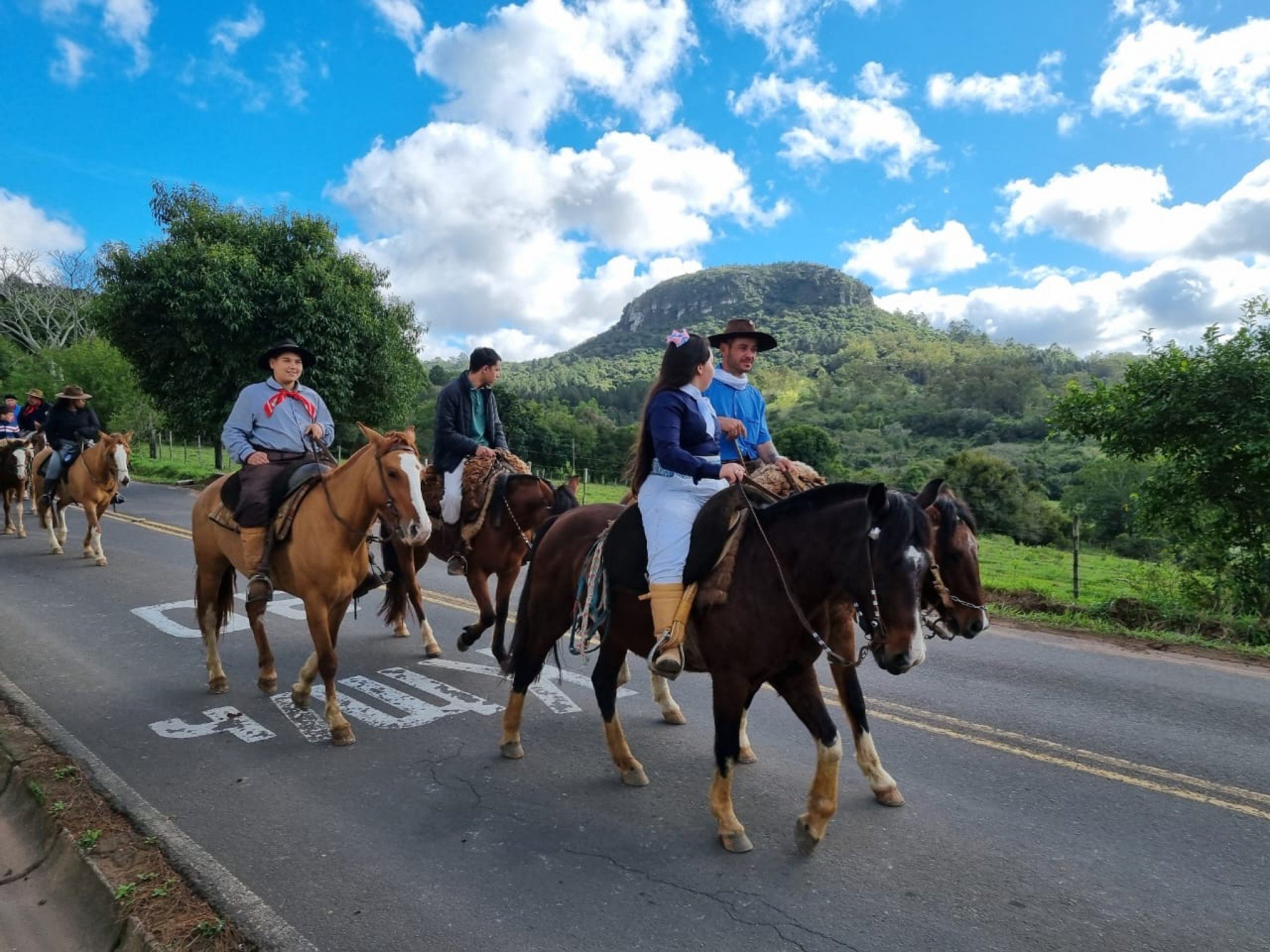 Cavalgada pelo Dia do Colono passou por diversas ruas de Sapucaia do Sul neste sÃ¡bado (29)