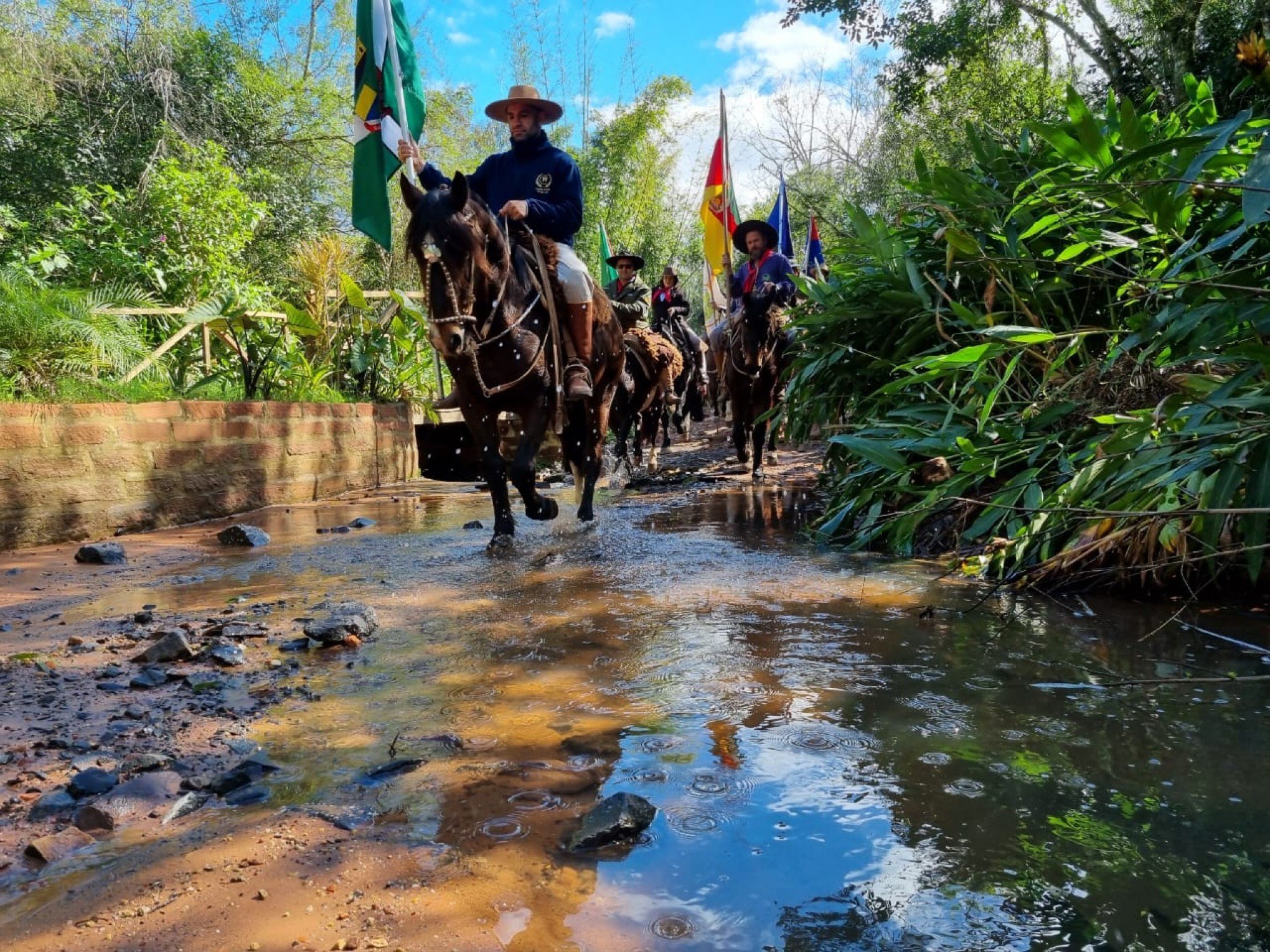 Cavalgada em homenagem ao Dia do Colono percorre ruas de Sapucaia do Sul