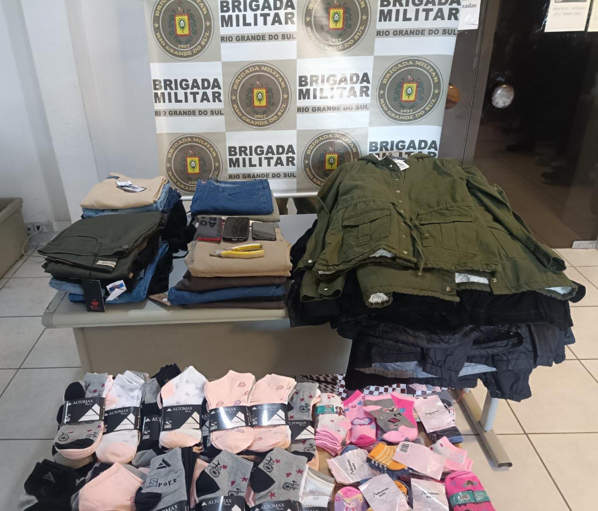 Cinco são presas na RS-115 com carro cheio de roupas após furtos em lojas de Igrejinha e Gramado