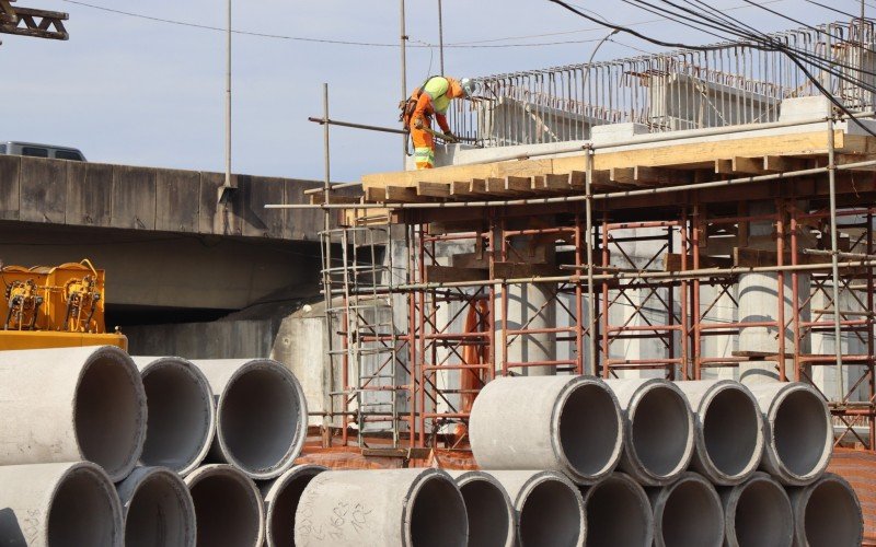 AvanÃ§a obra de construÃ§Ã£o de viaduto na Scharlau, em SÃ£o Leopoldo