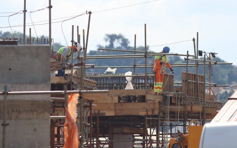 AvanÃ§a obra de construÃ§Ã£o de viaduto na Scharlau, em SÃ£o Leopoldo