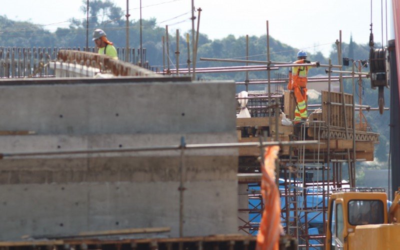 AvanÃ§a obra de construÃ§Ã£o de viaduto na Scharlau, em SÃ£o Leopoldo