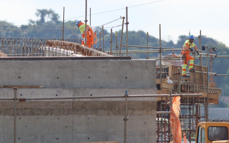 AvanÃ§a obra de construÃ§Ã£o de viaduto na Scharlau, em SÃ£o Leopoldo