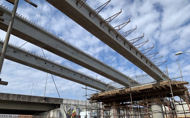 AvanÃ§a obra de construÃ§Ã£o de viaduto na Scharlau, em SÃ£o Leopoldo