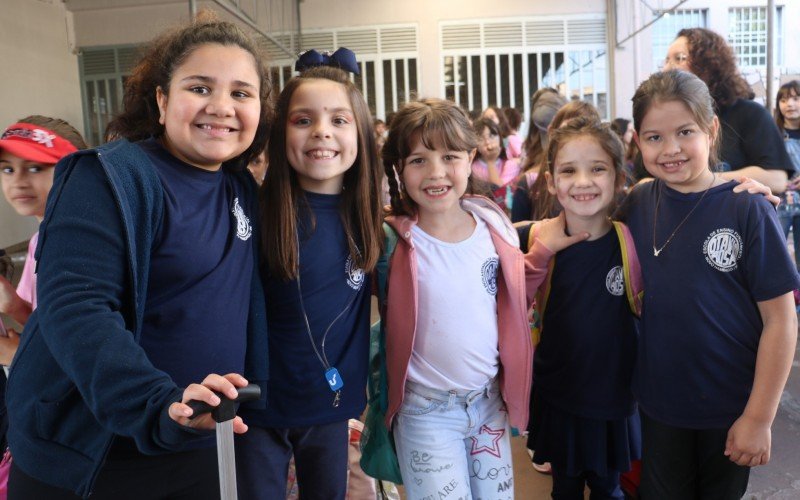 Lara, Mayana, Heloísa, Melany e Larissa já estavam com saudades das aulas | Jornal NH