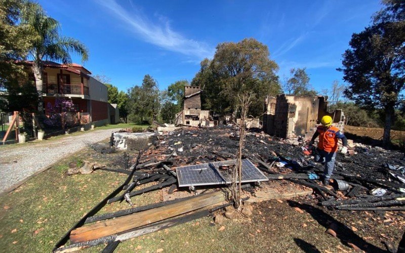 Incêndio atingiu casa na Linha Bonita, em Gramado, e família perdeu tudo