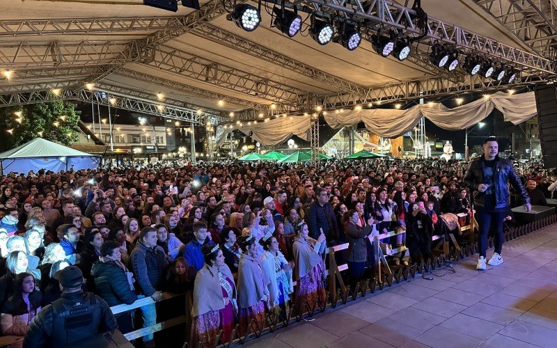 Encerramento da Festa Colonial teve como show no sábado a banda Rainha Musical