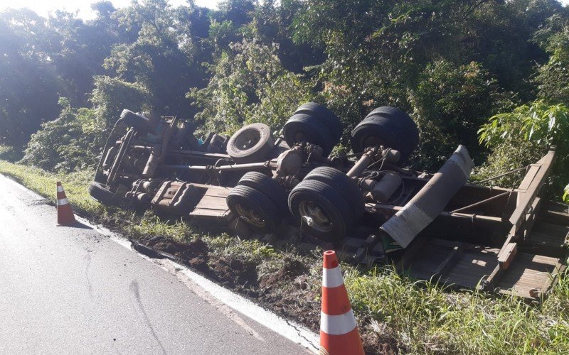 ACIDENTE DE TRÂNSITO: Caminhão tomba na lateral da RS-020, em Taquara