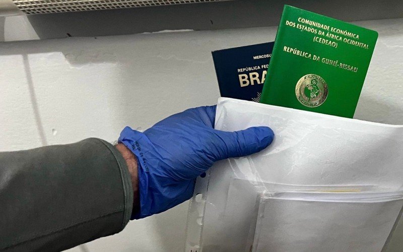 PF descobre que mulher usou documentos falsos para se passar por mãe de bebê e trazê-lo da África para o RS