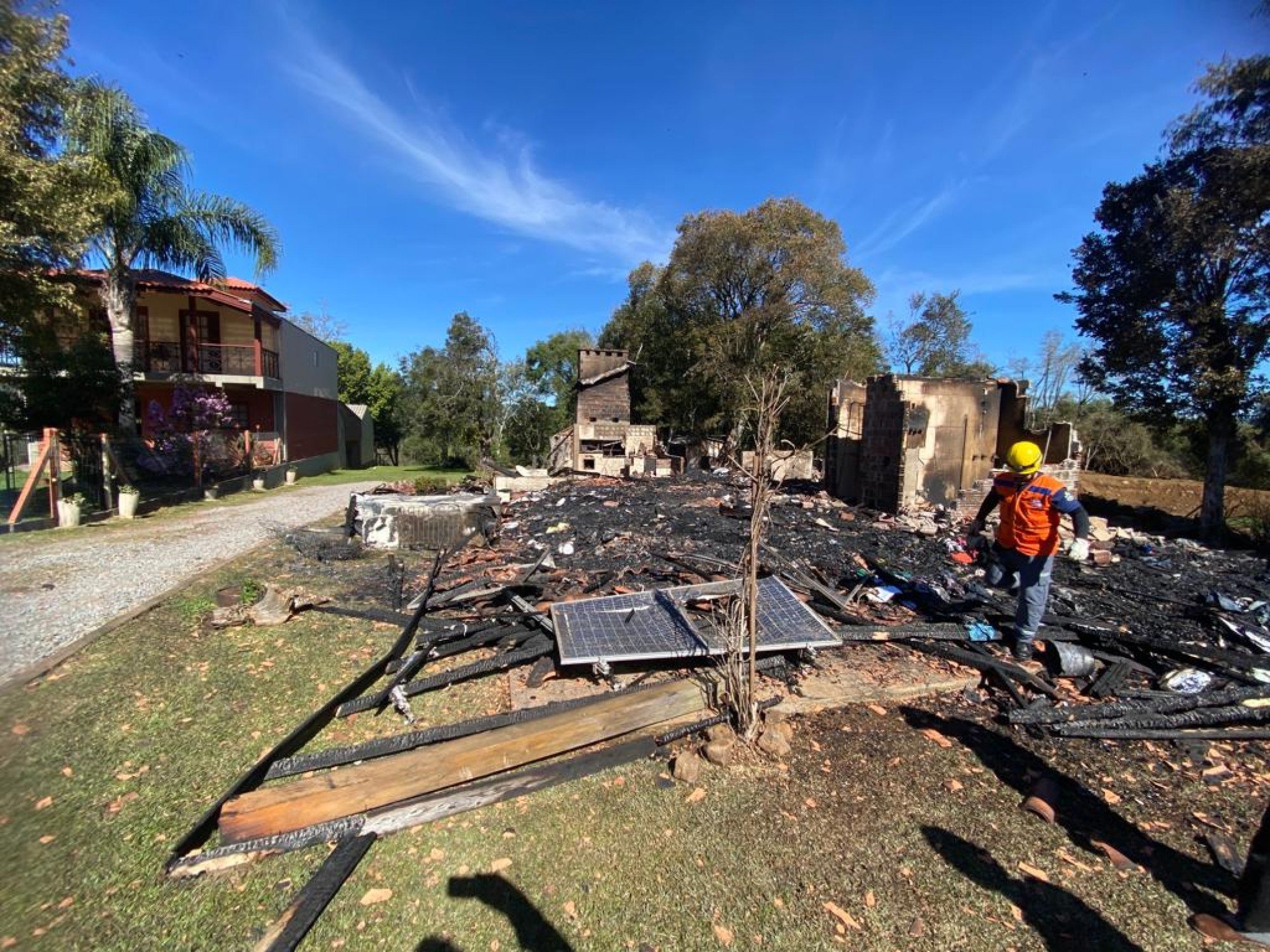 "Saímos literalmente com a roupa do corpo": Incêndio destrói casa no interior de Gramado e vaquinha on-line é criada após família perder tudo