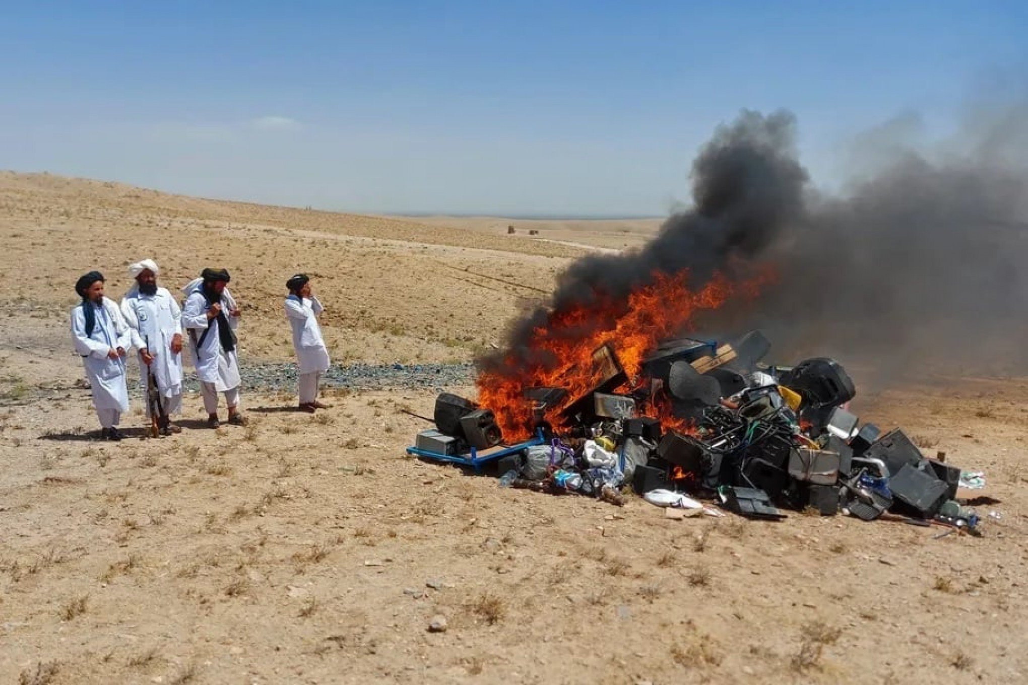 LEIS RIGOROSAS: Talibã queima instrumentos musicais por considerar a música uma forma de corrupção moral