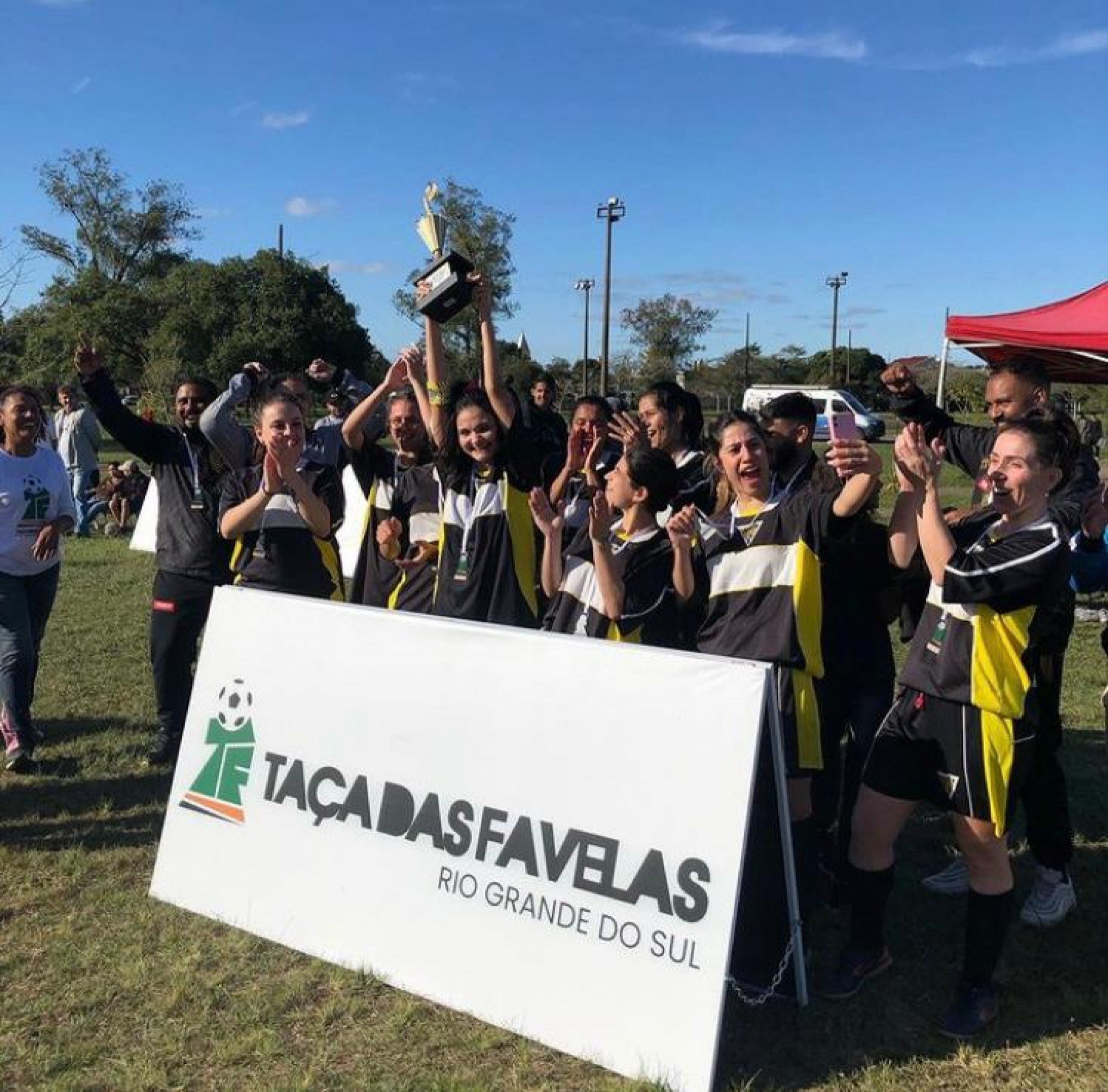 Equipes Soares e Renascer conquistam a Taça das Favelas em São Leopoldo