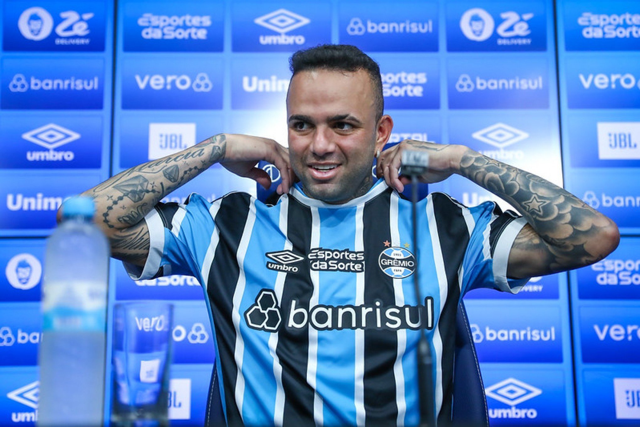 "É uma felicidade muito grande poder vestir essa camisa", diz Luan sobre retorno ao Grêmio